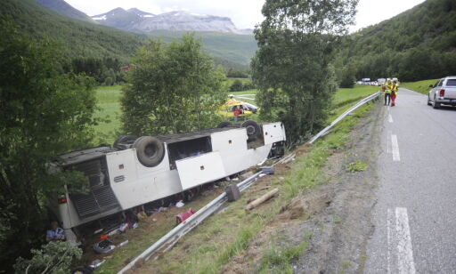 Én bekreftet omkommet etter at turistbuss kjørte av veien