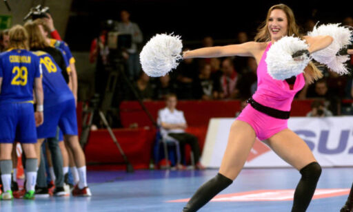 Cheerleadere i håndball-EM raser: - Føler oss krenket