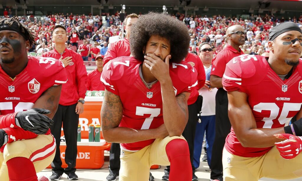 NFL-klubber blir bøtelagt om spillere kneler under nasjonalsangen