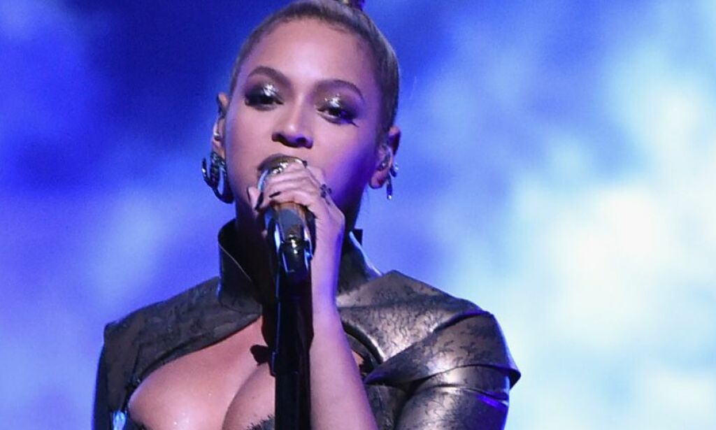 Beyoncés øre begynte å blø på scenen. Nå reagerer fans med å hevde at de kutter seg i solidaritet