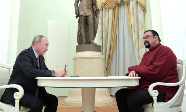 Her overleverer Putin et russisk pass til Hollywood-kjendisen: - Han er som en bror for meg