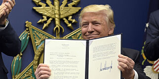 Trump med presidentordrer om militæret og flyktninger