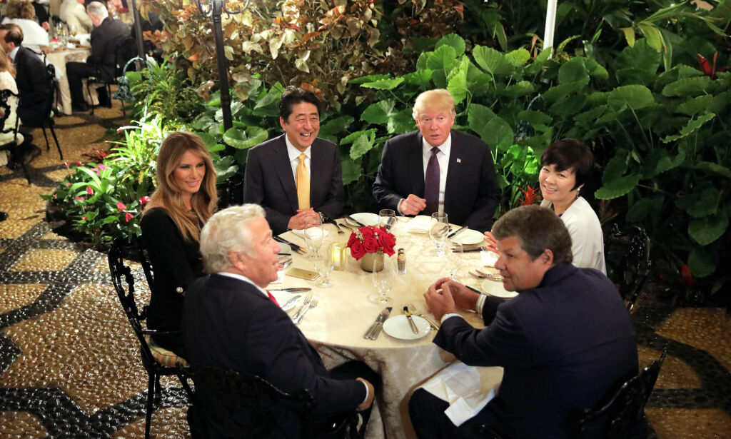 Det hvite hus lekker som en sil, men det er ingenting mot hva som skjer rundt middagsbordene på Mar-a-Lago