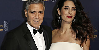 Amal Clooney viste fram magen på rød løper