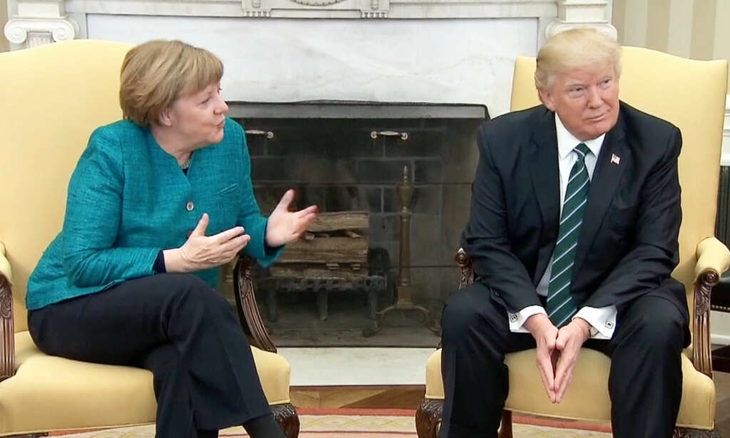 Da Trump og Merkel ble oppfordret til å håndhilse, stirret han bare tomt ut i lufta