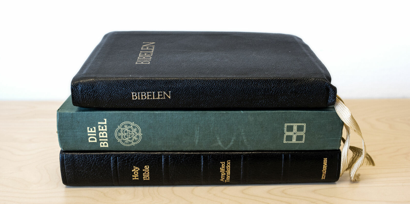 Biblene: Hepsø hadde disse tre biblene liggende på nattbordet. En engelsk, en tysk og en norsk. Biblene: Hepsø hadde disse tre biblene liggende på nattbordet. En engelsk, en tysk og en norsk. 