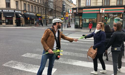 Slik sprer han kjærlighet dagen etter terroren