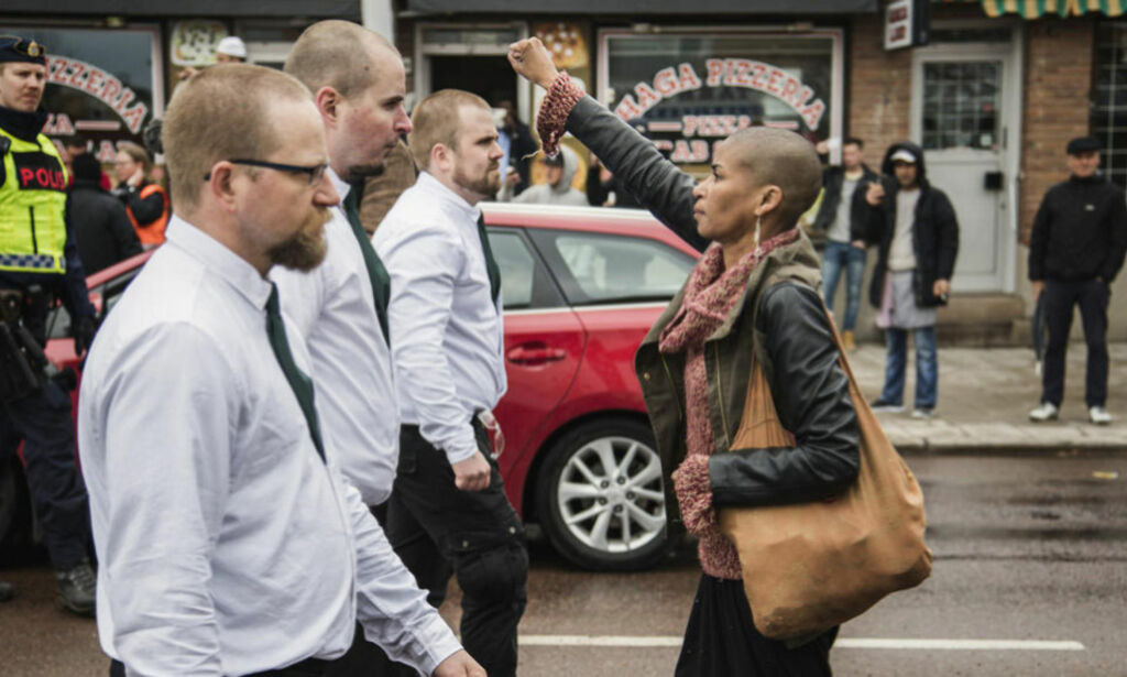 Da nynazistene kom gående, stilte Tess (42) seg midt i veien