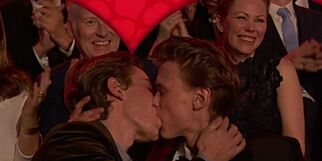 «Skam»-stjernene kysset på direkten. Men egentlig skulle de slippe