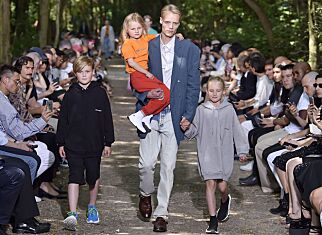 Den norske modellen gjorde comeback med barna på Balenciaga-visning