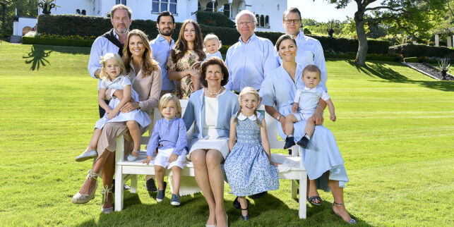 Den svenske kongefamilien delte nytt familiebilde. Men ikke alle fikk med seg kleskoden ...