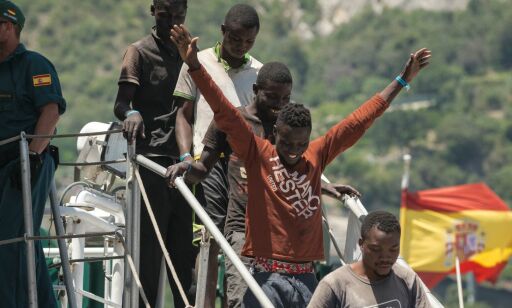 Hver dag kommer 450 migranter og flyktninger over havet til Italia