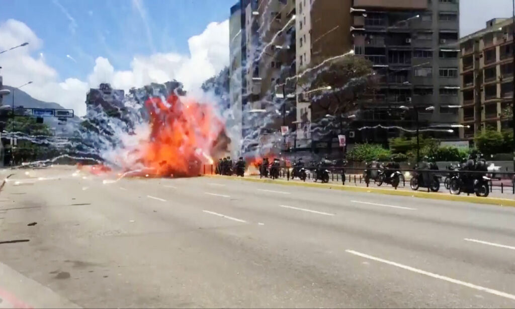 Frykter borgerkrig etter Venezuelas blodige valg: Her eksploderer bomba midt i politikonvoien