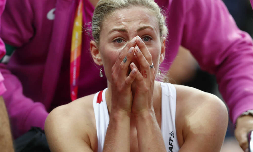 Isabelle Pedersen båret av banen i semifinalen, misset finalen med en hundredel
