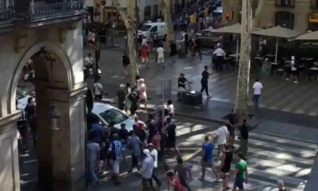 Terroren i Barcelona: - Vi så folk som lå på bakken. Det var masse blod