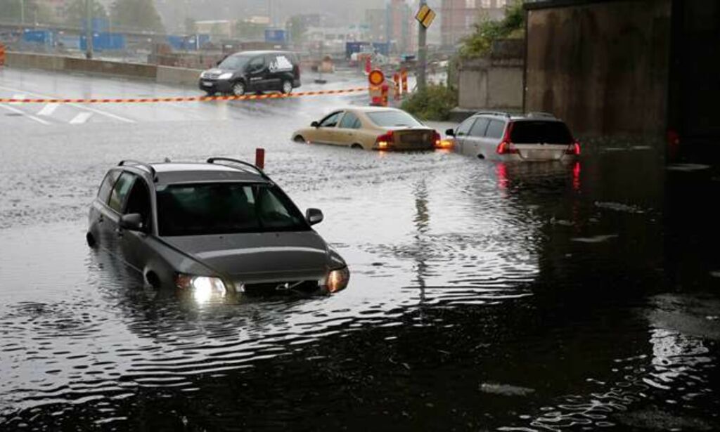 En halv måneds regn vil falle enkelte steder i Sverige i dag. - Jeg våger ikke å gå ut, det blinker og smeller