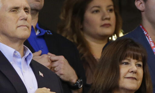 Da spillerne knelte, valgte visepresidenten å forlate stadion. Trump: - Jeg er stolt av ham