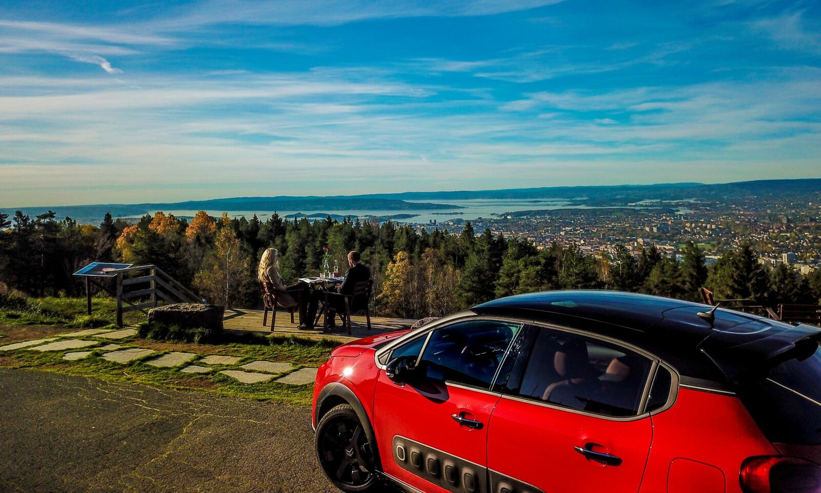 OVERRASKELSE: Matt overrasket Marie med en litt annerledes date takket være et ekstra familiemedlem, Citroën C3. Foto: Thomas Rasmus Skaug OVERRASKELSE: Matt overrasket Marie med en litt annerledes date takket være et ekstra familiemedlem, Citroën C3. Foto: Thomas Rasmus Skaug