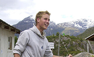 EMBARGOED: NOT FOR USE BEFORE 0001 (LOCAL) MONDAY 11 DECEMBER 2000. Britain's Prince William, seen in this picture released December 10, 2000, uses an axe to chop logs outside the team accommodation in the village of Tortel, Southern Chile during his continuing Raleigh International expedition. William is currently taking a year out before commencing studies at St Andrews University next year. Picture taken between the dates of November 28 - 30, 2000. REUTERS/POOL/Toby Melville