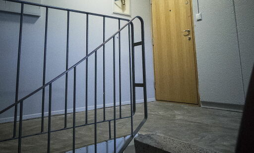 Romsås 20171018 : Fawzie Rawan kjente lukt fra leiligheten under i lengre tid. Til slutt varslet hun og mannen videre om den mistenkelige lukten som ikke forsvant, selv om hun vasket ned leiligheten de bor i. Tre personer ble funnet døde i leiligheten. Her i trappegangen ved leiligheten der mor og henne to døtre ble funnet døde. Foto: Bjørn Langsem / Dagbladet.