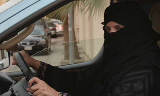 Saudiarabiske kvinner får kjøre bil, men friheten deres har bremseklosser