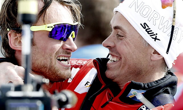 Val di Fiemme 20130227: Petter Northug jr. gratuleres og klemmes av Vidar Løfshus , sportslig leder i Skiforbundet, etter gullet på 15 km.VM på ski 2013. Val di Fiemme. Foto: Bjørn Langsem / DAGBLADET.