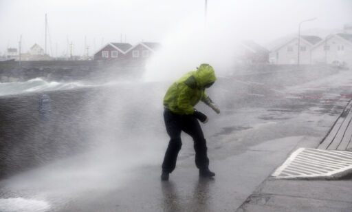 Ekstremværvarsel og vanskelige kjøreforhold: - Dra så fort som mulig
