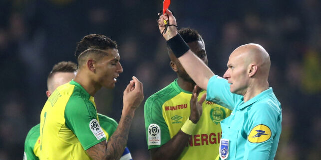 Se video her: Dommeren snublet - sparket etter spiller og viste ham ut