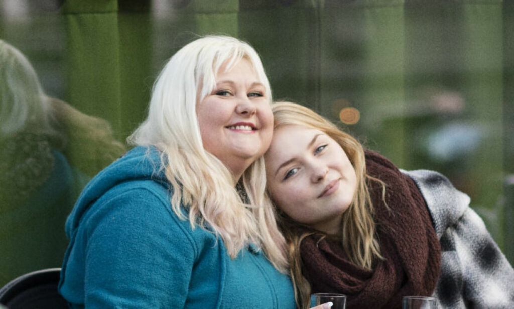 Lynn er åpent polyamorøs. Datteren er hennes største støtte. - Mamma har bare veldig mye kjærlighet å gi