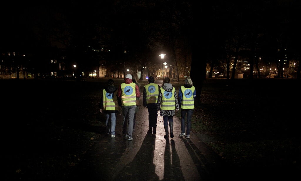 OSLO 20111104. Natteravnene på vandring i området rundt Grünerløkka natt til lørdag. Aldri før har Natteravnene fått så mange henvendelser fra folk som vil være med og gjøre byen tryggere.
Foto: Stian Lysberg Solum / SCANPIX