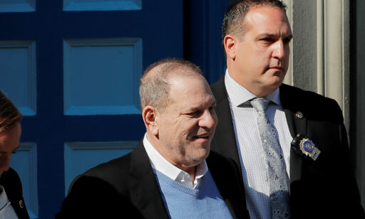 Harvey Weinstein er arrestert og siktet for voldtekt. Kom smilende ut av stasjonen