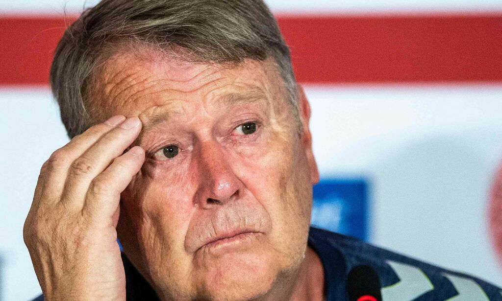 Åge Hareide på vei til VM. Han tar ingen fanger