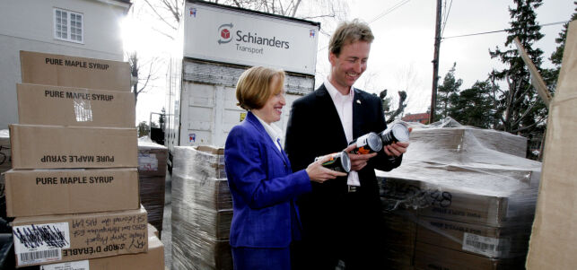 OSLO 20060405: Sportssjef Bjørnar Håkensmoen og den canadiske ambassadøren Jillian Stirk sammen med de 7400 boksene med lønnesirup som Håkensmoen har fått som takk fra det canadiske folk fordi han ga en stav til Sara Renner under OL i Torino, slik at det candiske laget vant stafettsølv. Lønnesirup er Canadas nasjonalsøtsak. Overrekkelsen fant sted utenfor ambassadørens residens i Oslo .
Foto: Jarl Fr. Erichsen / SCANPIX .