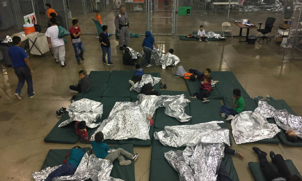 Barna gråter og skriker etter foreldrene på den amerikanske grensa