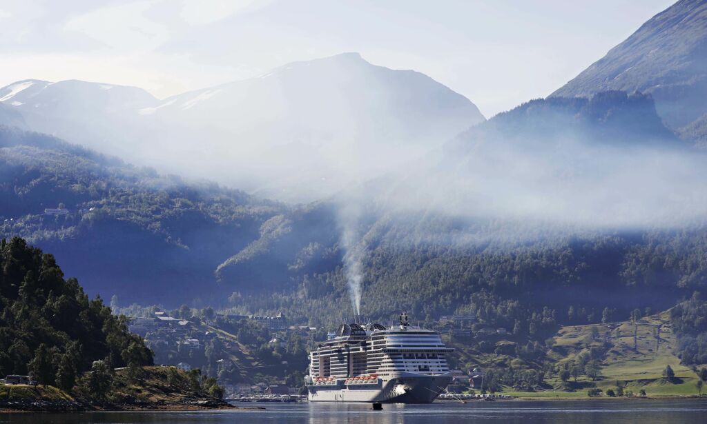 Advarte mot livsfarlig sommerluft. Så kom «monsterskipet» seilende inn fjorden