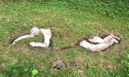 Skulptur lå skjult ved kirkegården i årevis. Nå har noen dekket den til