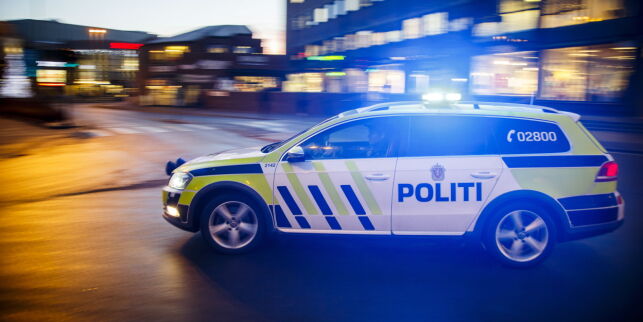 Kvinne stjal drosje, kolliderte, knuste vinduer og sparket politimann