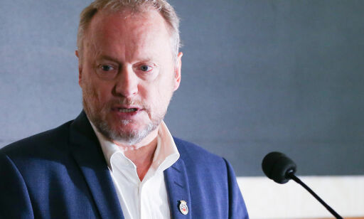 - Å høre Raymond frikjenne seg selv og sin egen byråd er som å høre Trump kommentere Russland-anklagene