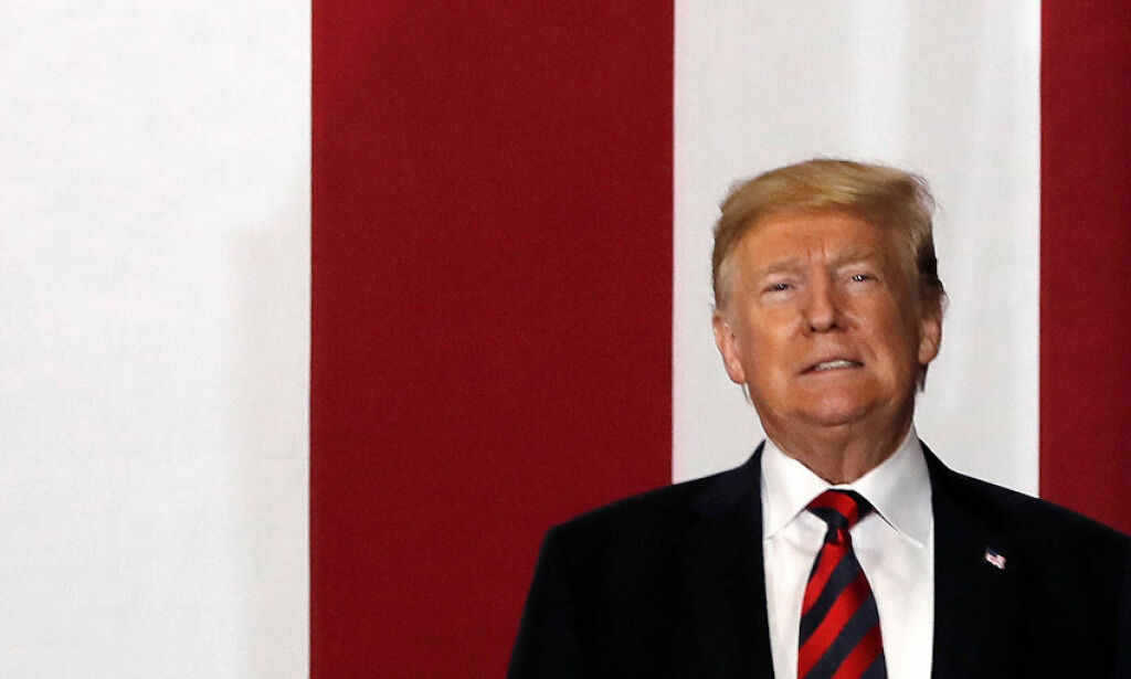 Trump vil ha mur, men fikk ikke et øre. I natt «stenger» USA
