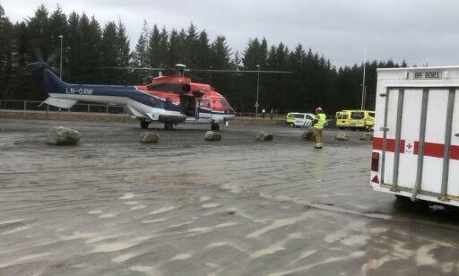 Her ankommer passasjer i land på båre