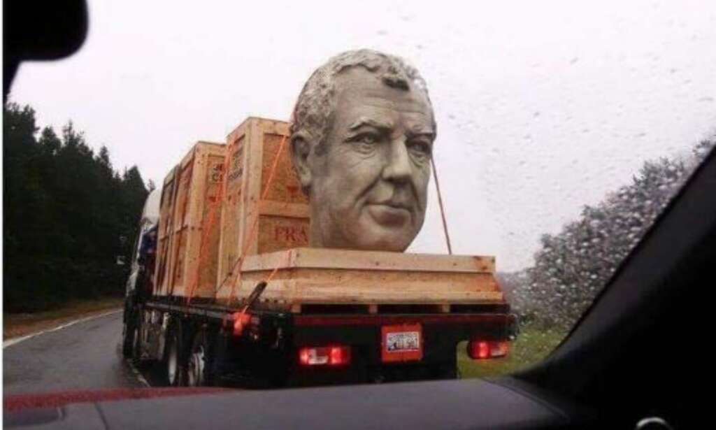 Gigantisk Jeremy Clarkson-hode fraktes rundt på veiene