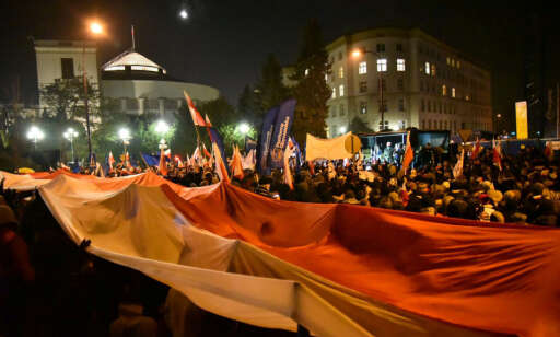 Politisk krise i Polen. Demonstranter sperret regjeringen inne i parlamentet